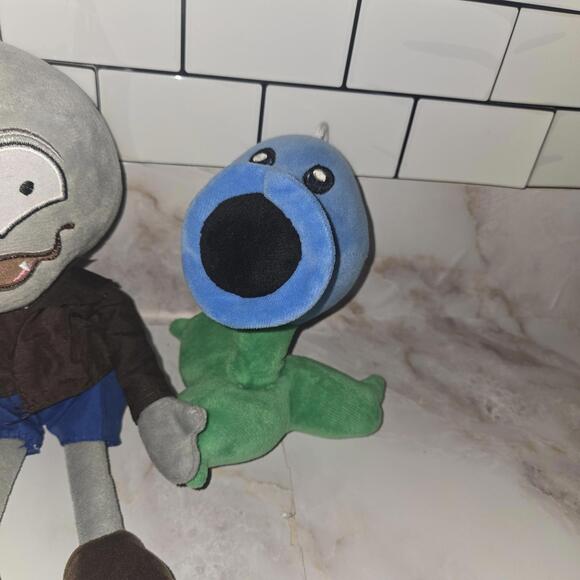Plants vs Zombies PvZ Plush Plant Lot Of 4  Blue Snow Pea Pole Vaulting Pepper - Picture 5 of 11